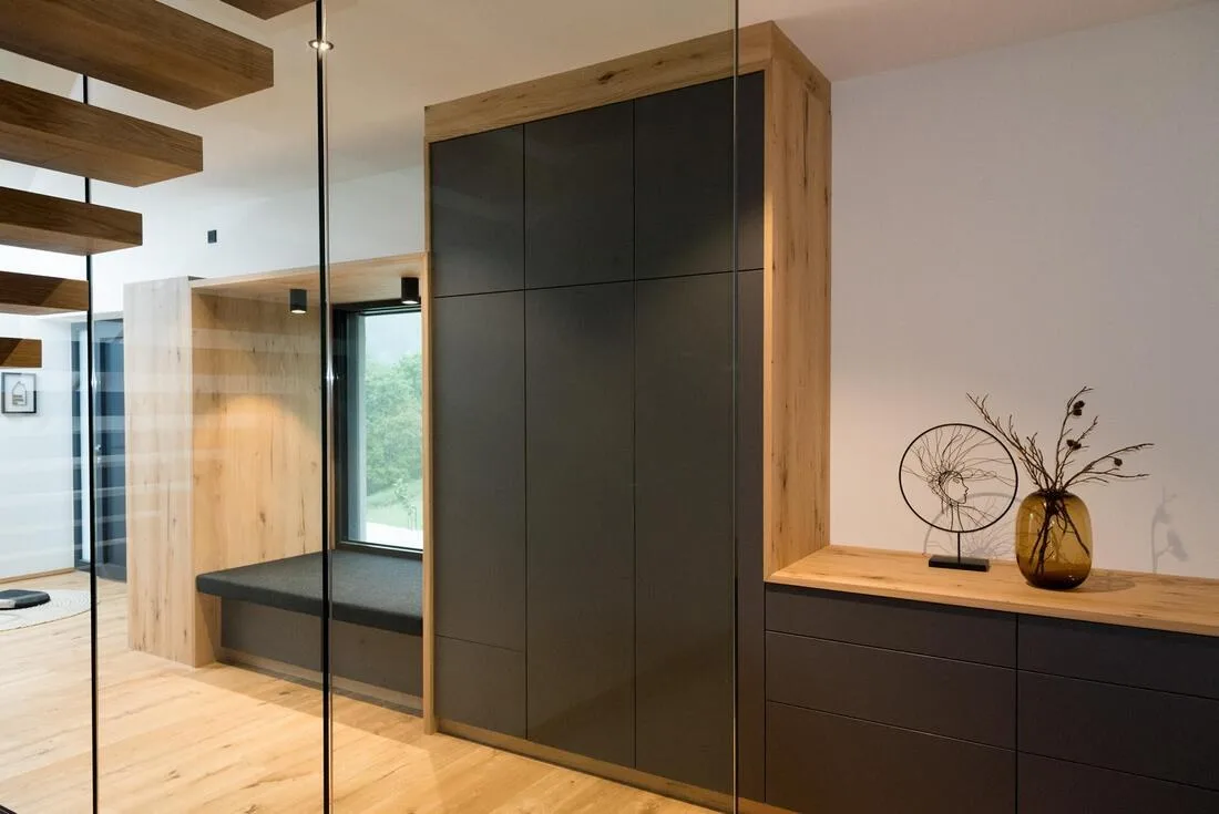 Vorraum mit Garderobe und hellen Einbaumöbeln
