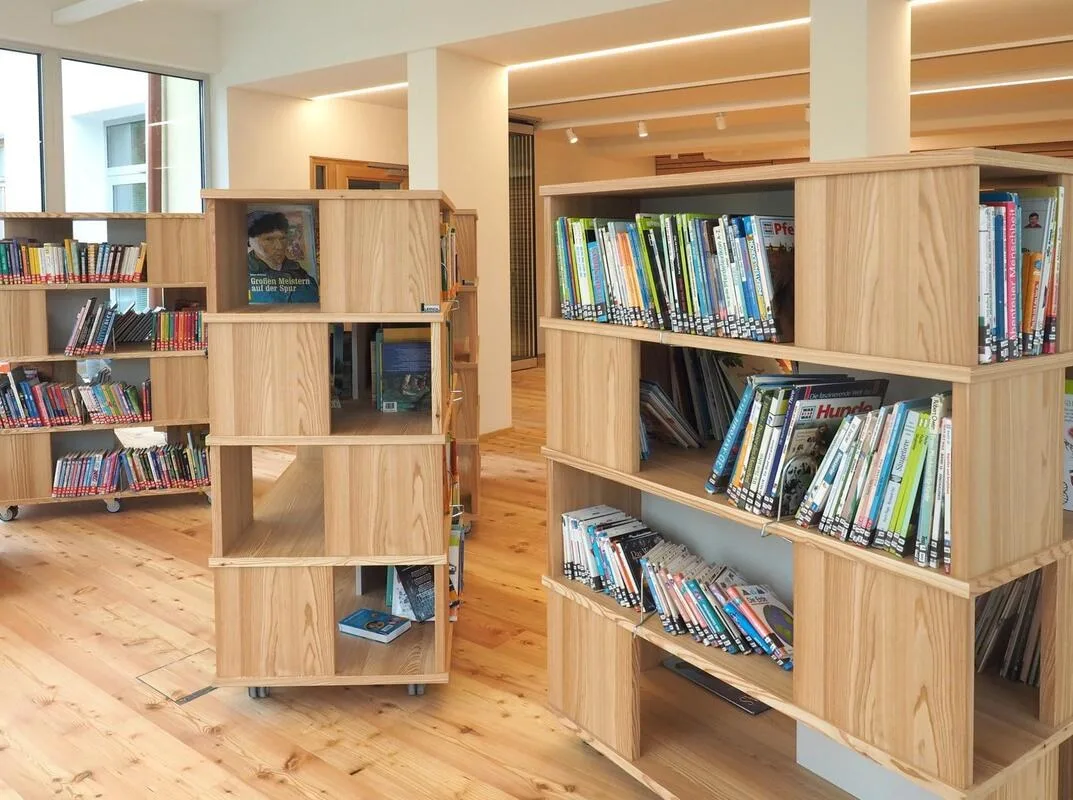 Bibliothek aus Holz als Raumgliederung