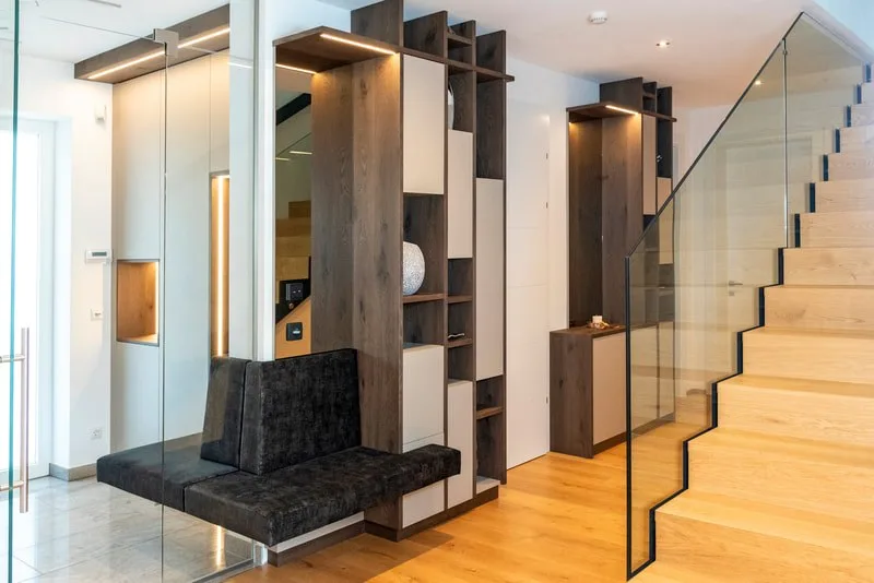 Stiege mit Sitzbank und Einbauten