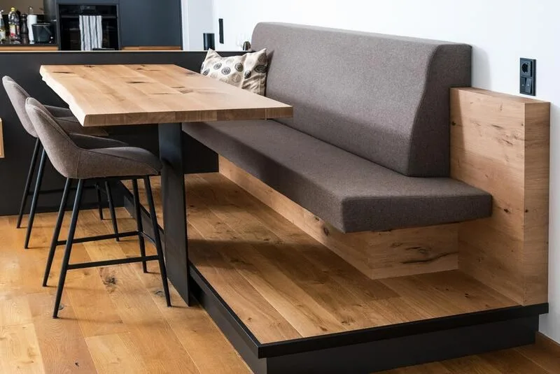 Essgruppe mit Tisch und gepolsterter Sitzbank