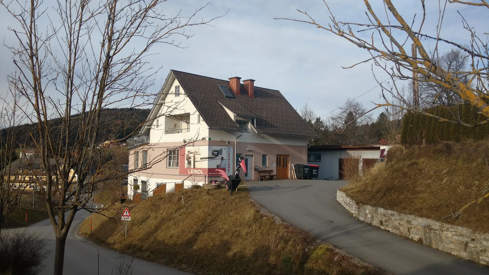 Werkstattfassade am Tiefweg mit Leindl-Beschriftung